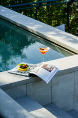 Aperitivo in piscina 