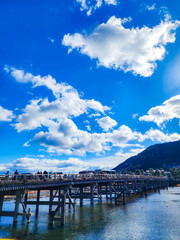 멋진 강물 위로 펼쳐진 파란 하늘과 구름