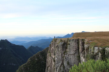 homem no cânion do Monte Negro em São José dos Ausentes, Rio Grande do Sul 