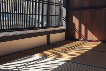  日本の古い建物の格子窓と畳の部屋
