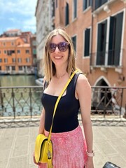 Jeune femme en top noir décolleté à Venise