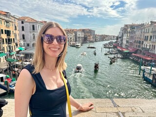 Jeune femme en top noir décolleté à Venise