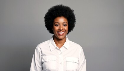 Obraz premium Portrait of an African American woman with natural hair.