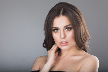 Naklejka premium studio photo of a brunette on a gray background