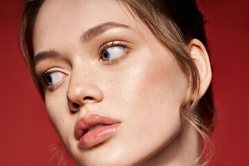 Fototapeta premium Captivating close up of a chic young woman showcasing beauty against a vibrant backdrop