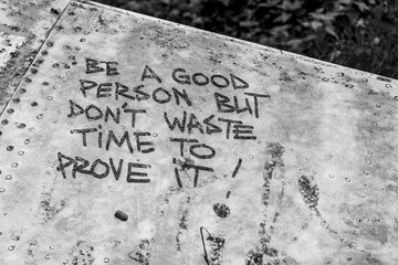 philosophie du mur en métal qui parle