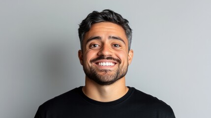 Obraz premium Smiling man with short hair poses against plain background, radi