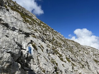 Alpine trail to the mountain peak Barglen Schiben (2669 m) in the Uri Alps mountain massif - Canton of Obwalden, Switzerland (Alpine Route, Alpinweg oder Alpinwanderweg zum Berggipfel - Schweiz)