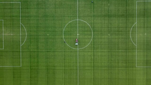  limpieza cesped estadio de football cenital view