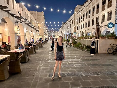 Jeune femme en top noir et mini-jupe dans les rues de Doha, Qatar