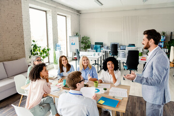 Obraz premium Diverse professionals collaborate in a modern office space during a productive team meeting.