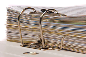Ein Aktenordner mit vielen abgehefteten Akten und Dokumenten als Symbolbild für Bürokratie