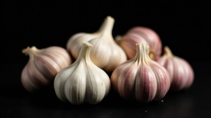 Obraz premium A Close-Up Still Life Featuring a Collection of Fresh Garlic Bulbs on a Dark Background