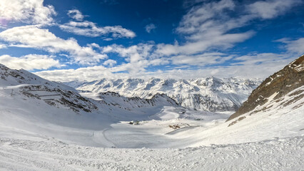 Obraz premium Skiing by sunny in Sölden in Austria 