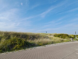 Strandpromenade neben Düne, Ostsee