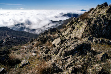 Sube la niebla en el Cancho de La Cabeza