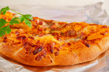 リベイクしたベーコンとウインナーのピザ