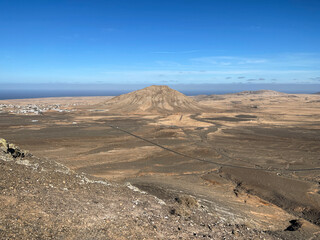 Vista panorámica de las montañas de Fuerteventura. Montaña de Tindaya, La Oliva. 