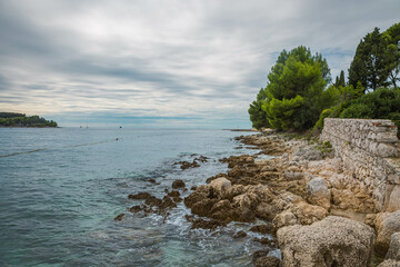 Steinige Adriaküste in der Nähe von Ronvinj, Kroatien, Istiren
