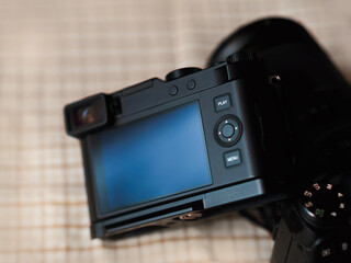 Aufsicht moderne Digitalkameras auf Tisch, Display