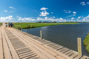 Ponte de madeira na Trilha do Talha-mar no Parque Nacional da Lagoa do Peixe.
