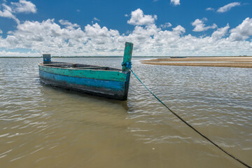 Barco na Barra da Lagoa do Peixe.