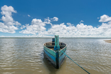 Barco na Barra da Lagoa do Peixe.
