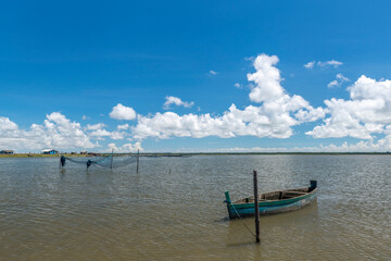 Barco na Barra da Lagoa do Peixe.