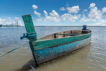 Barco na Barra da Lagoa do Peixe.