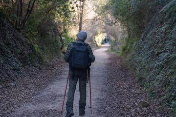 Obraz premium Hiking along the trail on an autumn day