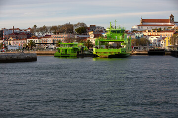 Vista de un puerto en una ciudad de Portugal