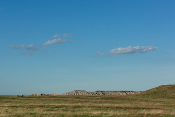 Obraz premium Sparse clouds in the badlands of South Dakota.