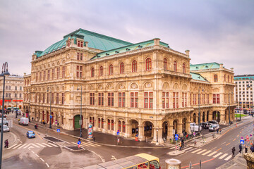 Fototapeta premium Festive city landscape - view of the Vienna State Opera on Christmas eve, Austria