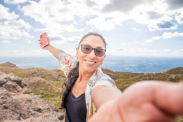 selfie de mujer latina viajera en montañas de Argentina, san luis