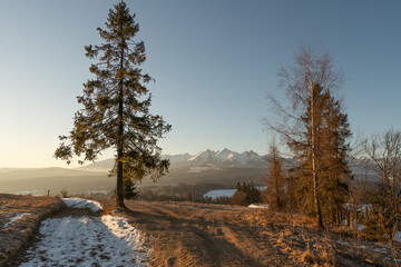 Widok na Tatry Bielskie z przełęczy nad Łapszanką © Piotr Szpakowski