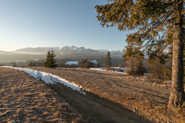 Widok na Tatry Bielskie z przełęczy nad Łapszanką © Piotr Szpakowski