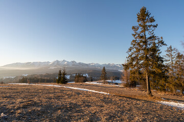 Widok na Tatry Bielskie z przełęczy nad Łapszanką © Piotr Szpakowski