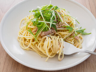水菜をのせたツナパスタ