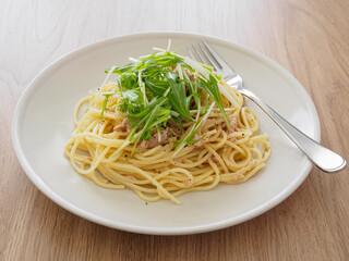 水菜をのせたツナパスタ