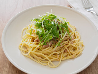 水菜をのせたツナパスタ