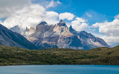 Naklejka premium lake and mountains (cuernos del paine)