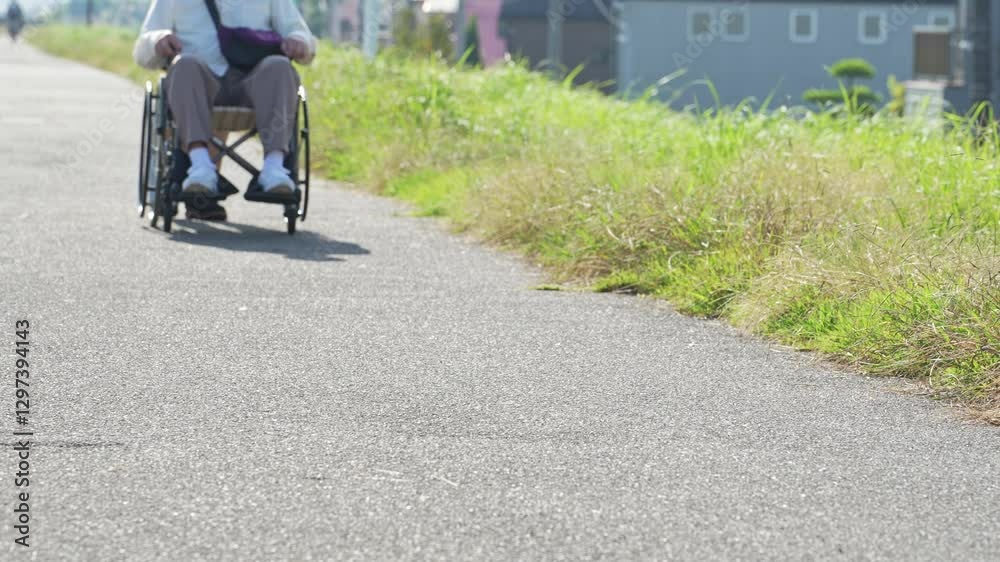 Leinwandbilder シニア、介護福祉士、男性、介護、車椅子、散歩、介護士、外出、ヘルパー、高齢者、お年寄り、街、笑顔、都市、社会、ウェルネス、福祉、ケアスタッフ、スタッフ、介助、老後、歩道、バリアフリー、障害者、障害、ホームヘルパー、屋外、サービス、サポート、訪問、介護員、自立支援、リハビリ、健康、ヘルスケア、老人ホーム、付き添い、施設、青空、ポジティブ、元気、明るい、リラックス、デイサービス、日本人、歩く、会話、河