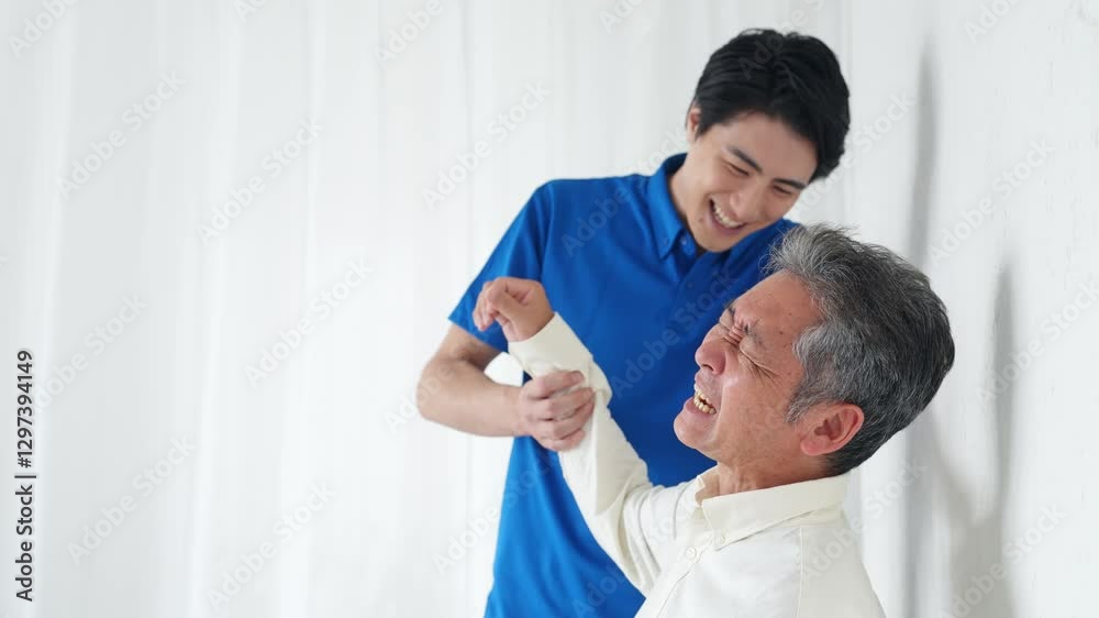 Poster シニア、患者、男性、マッサージ、整体師、リハビリ、ストレッチ、肩痛、五十肩、治療、治療院、高齢者、中高年、肩、トレーナー、関節、笑顔、日本人、四十肩、お年寄り、老人、ケアスタッフ、ヘルパー、相談、診断、診療、理学療法士、整体、診察、介護士、介護、肩関節周囲炎、ローテーターカフ損傷、肩峰下滑液包炎、肩こり、加齢、老化、リハビリテーション、インナーマッスル、トレーニング、腱板損傷、肩蜂下インピンジメン
