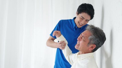 シニア、患者、男性、マッサージ、整体師、リハビリ、ストレッチ、肩痛、五十肩、治療、治療院、高齢者、中高年、肩、トレーナー、関節、笑顔、日本人、四十肩、お年寄り、老人、ケアスタッフ、ヘルパー、相談、診断、診療、理学療法士、整体、診察、介護士、介護、肩関節周囲炎、ローテーターカフ損傷、肩峰下滑液包炎、肩こり、加齢、老化、リハビリテーション、インナーマッスル、トレーニング、腱板損傷、肩蜂下インピンジメン