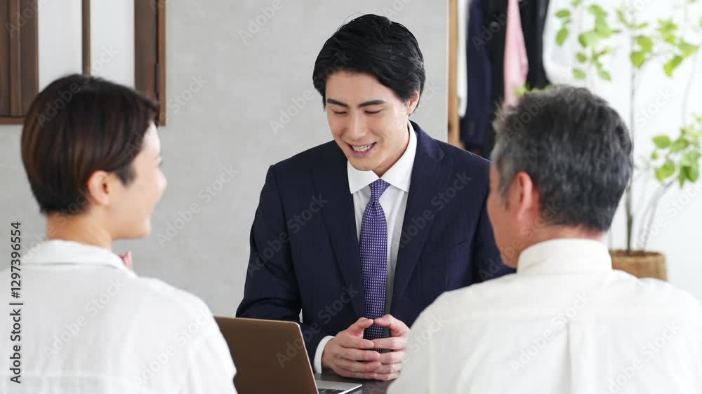 Poster ビジネスマン、男性、ビジネス、打ち合わせ、相談、会議、ミーティング、説明、接客、営業、ビジネスパーソン、サポート、会話、アドバイザー、笑顔、日本人、スタッフ、店舗、店員、顧客、サービス、接客業、爽やか、保険、販売、相談員、銀行、銀行員、人材、面談、インタビュー、面接、ヒヤリング、コンサルタント、コンサルティング、コミュニケーション、関係、オフィス、商談、カウンセリング、窓口、受付、案内、コピースペ