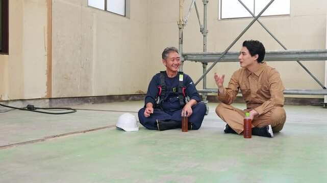 仕事、職業、工事、休憩、床、塗装、大工、職人、作業員、建築、現場、麦茶、水分補給、改装、建設、足場、作業服、ニッカポッカ、昼休み、労働基準法、休憩時間、スケジュール、作業、仲間、チームワーク、施工、管理、労災、労働災害、熱中症予防、業者、下請け、職場、労働者、解体、リフォーム、内装、佐官、鳶、親方、棟梁、中小企業、個人事業主、アルバイト、スポットワーク、スキマバイト、肉体労働、フルハーネス、安全、