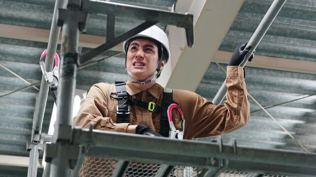 男性、建設、工事、エンジニア、工事現場、技術者、屋根、フルハーネス、ランヤード、フック、作業員、現場、安全、日本人、足場、高所作業、点検、メンテナンス、修理、登る、ローリングタワー、塗装、内装、建築、住宅、検査、仕事、職業、危険、リスク、特別教育、着用義務、墜落制止用器具、作業服、解体、ヘルメット、人材、労働者、作業、安全帯、働く、産業、建物、リフォーム、職人、修繕、電気、転落、作業床、人物