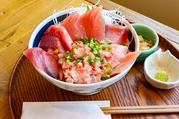 豪華な天然マグロのどんぶりの写真
