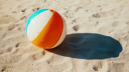 Obraz premium Beach ball on the sand, summer vibes!
