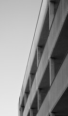 Nahaufnahme einer mehrst&ouml;ckigen Betonfassade mit Balkonen und Metallgel&auml;ndern